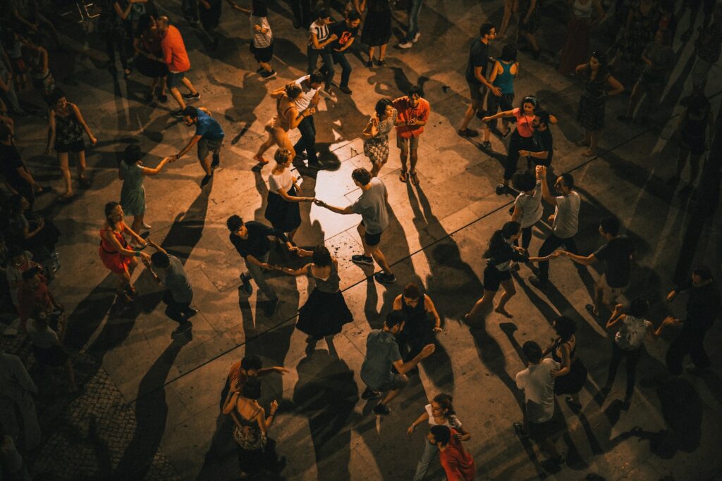 personnes qui dansent pour la soirée de mariage